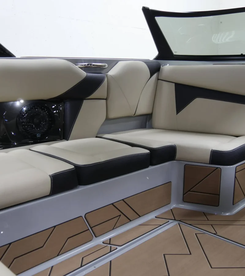 wakeboat-interior